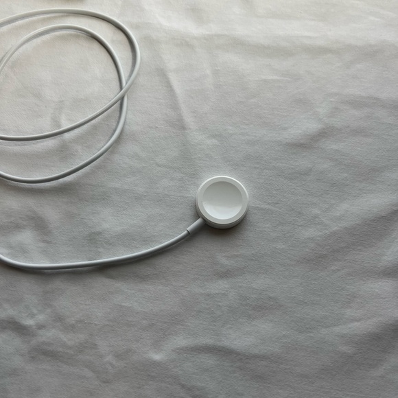 Apple Watch SE New 40MM Alluminum Case with Charger - Picture 4 of 10